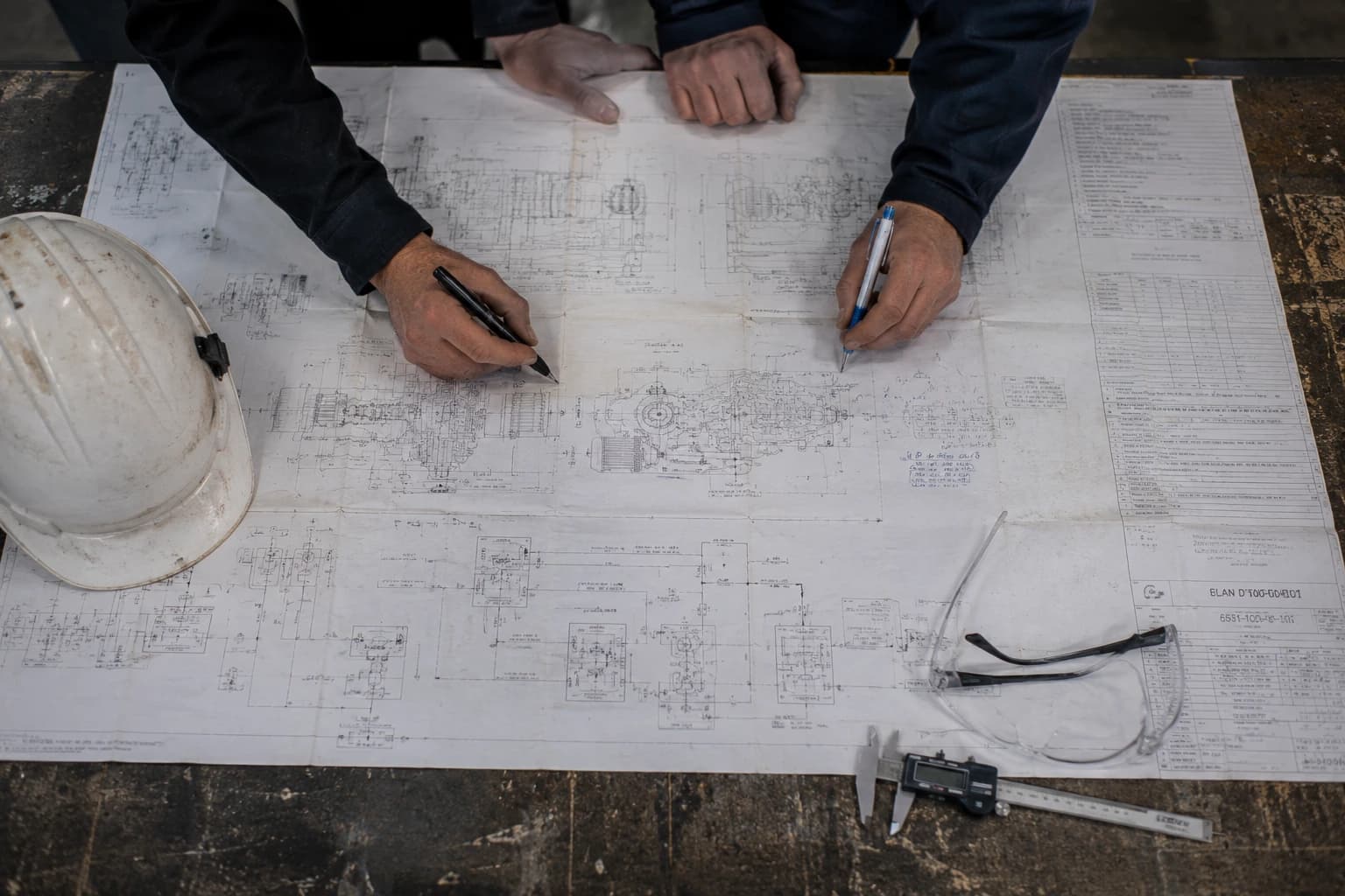 Experts analysant un plan technique industriel